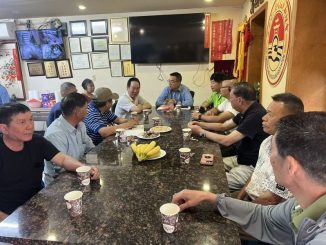 中间白色衣服为亲属陈奋兴先生，蓝色衣为美国福州琅岐红光联谊会陈宜昌会长。