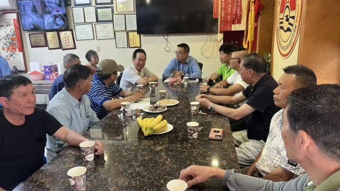 中间白色衣服为亲属陈奋兴先生，蓝色衣为美国福州琅岐红光联谊会陈宜昌会长。